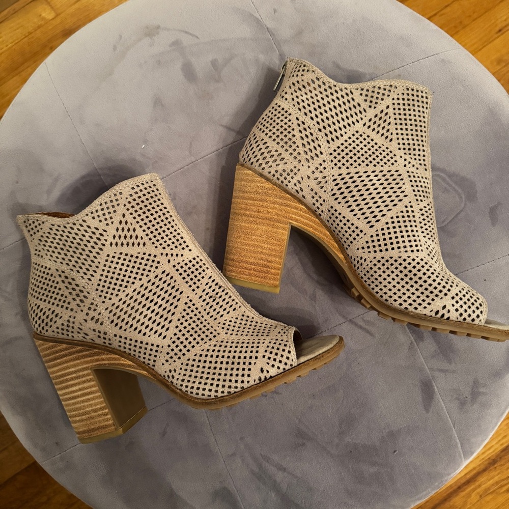 Lucky Brand Perforated Tan Ankle Booties [US 09]
